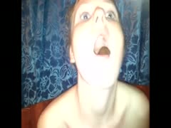 Webcam slut putting shit in her mouth